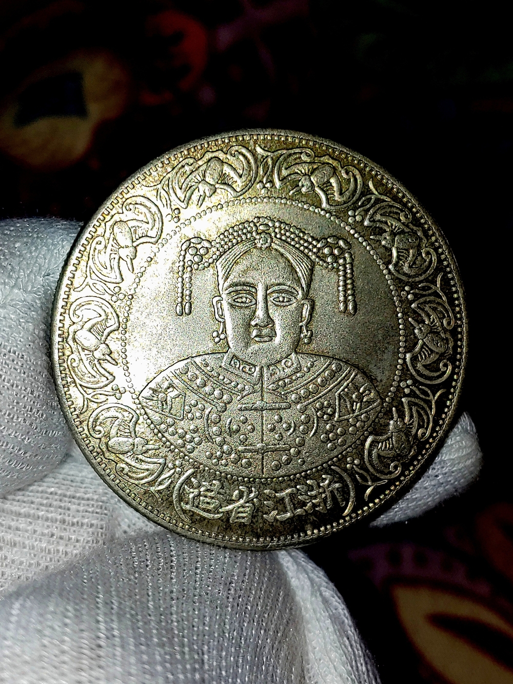 Vintage Tebettan Queen Dennasti Silver-Tone Commemorative Coin.